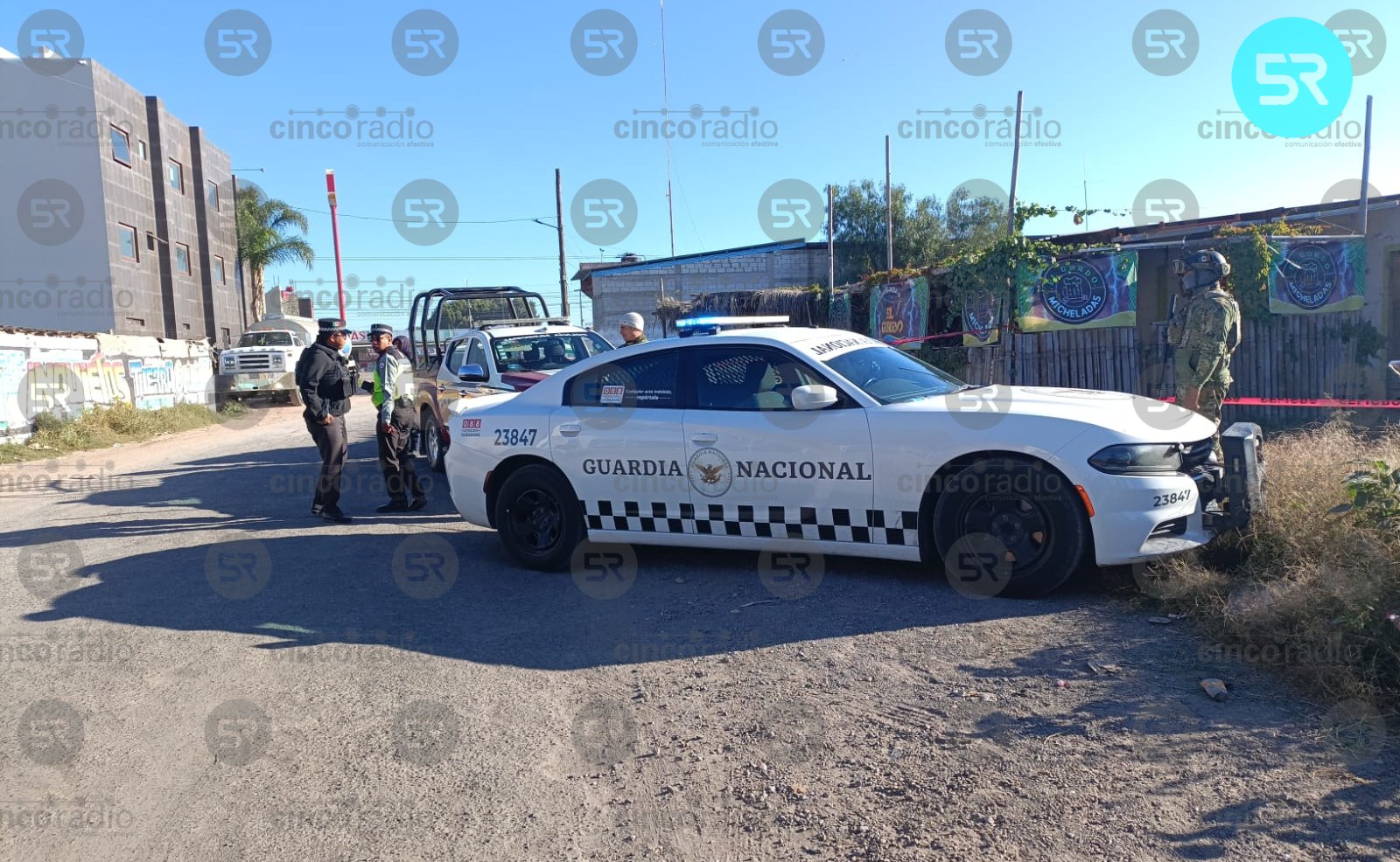 utoridades investigan el hallazgo de un hombre sin vida en Pronase, entre la tienda Oxxo y las vías férreas; presumen que fue abandonado desde un vehículo.
