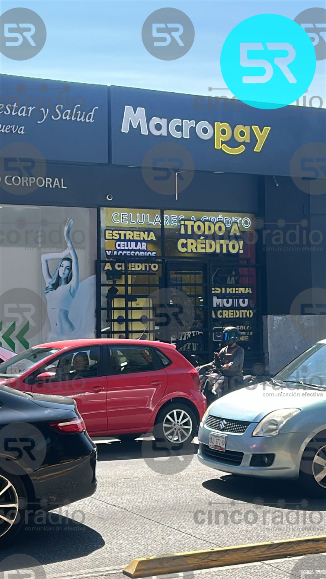 Dos hombres armados asaltaron la tienda Macropay en Plaza Dorada; robaron celulares y dinero en efectivo. Autoridades investigan el hecho.