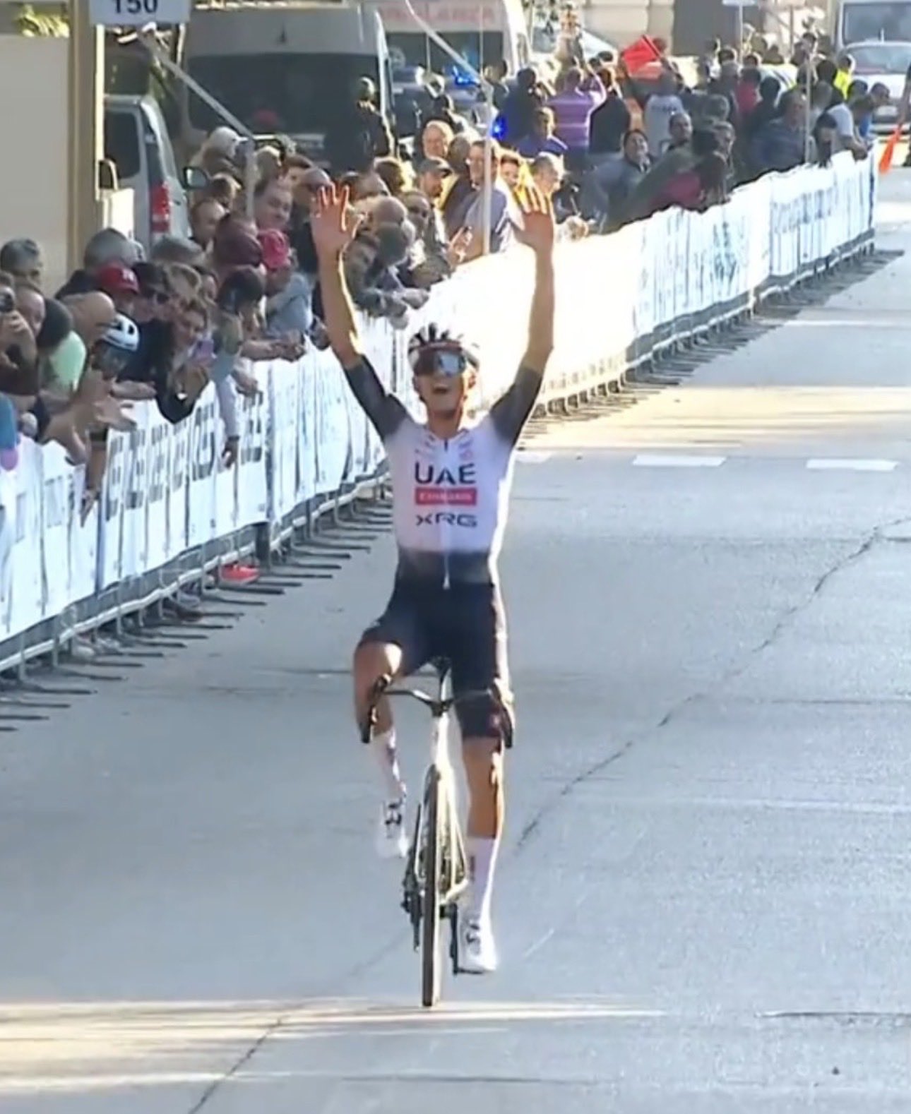 El mexicano conquista el Giro del Veneto y se posiciona tercero en el ranking mundial UCI, cerrando una temporada histórica con 16 victorias.