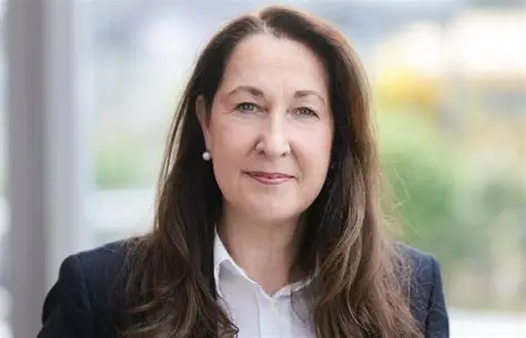 Iris Stalzer, alcaldesa electa de Herdecke, Alemania, fue apuñalada en su apartamento y se encuentra en estado crítico; se investiga el ataque.