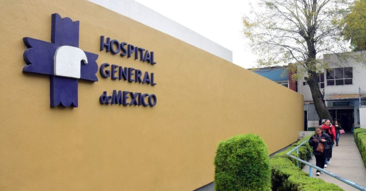 Un grupo de personas protestó frente al hospital para exigir atención médica urgente para una compañera; se registraron destrozos en el lugar.