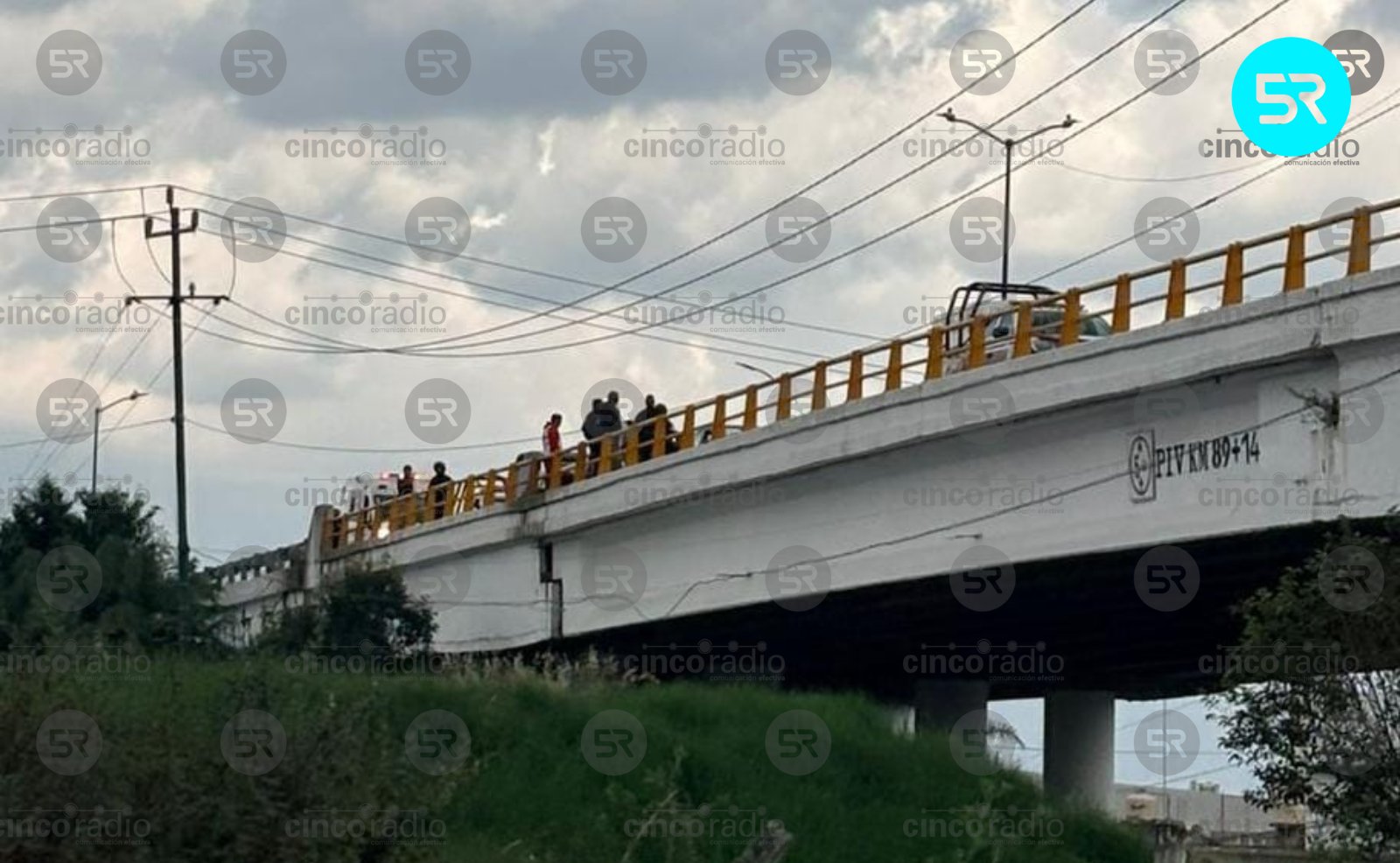 Cuerpos de emergencia y policías de Texmelucan rescataron a un hombre que intentó saltar de un puente en la carretera a San Salvador El Verde.