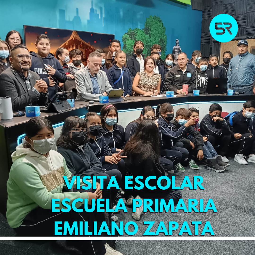 Alumnos de la escuela Emiliano Zapata visitan Cinco Radio para conocer la radio en vivo y aprender sobre producción y conducción.