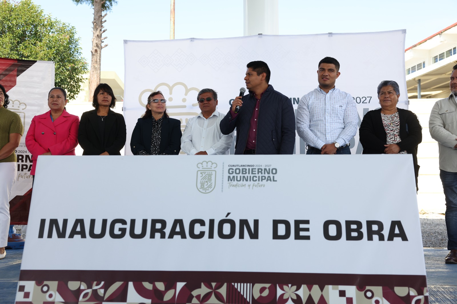Entregan arco techo e inician obra de cancha en bachillerato de San Lorenzo Almecatla