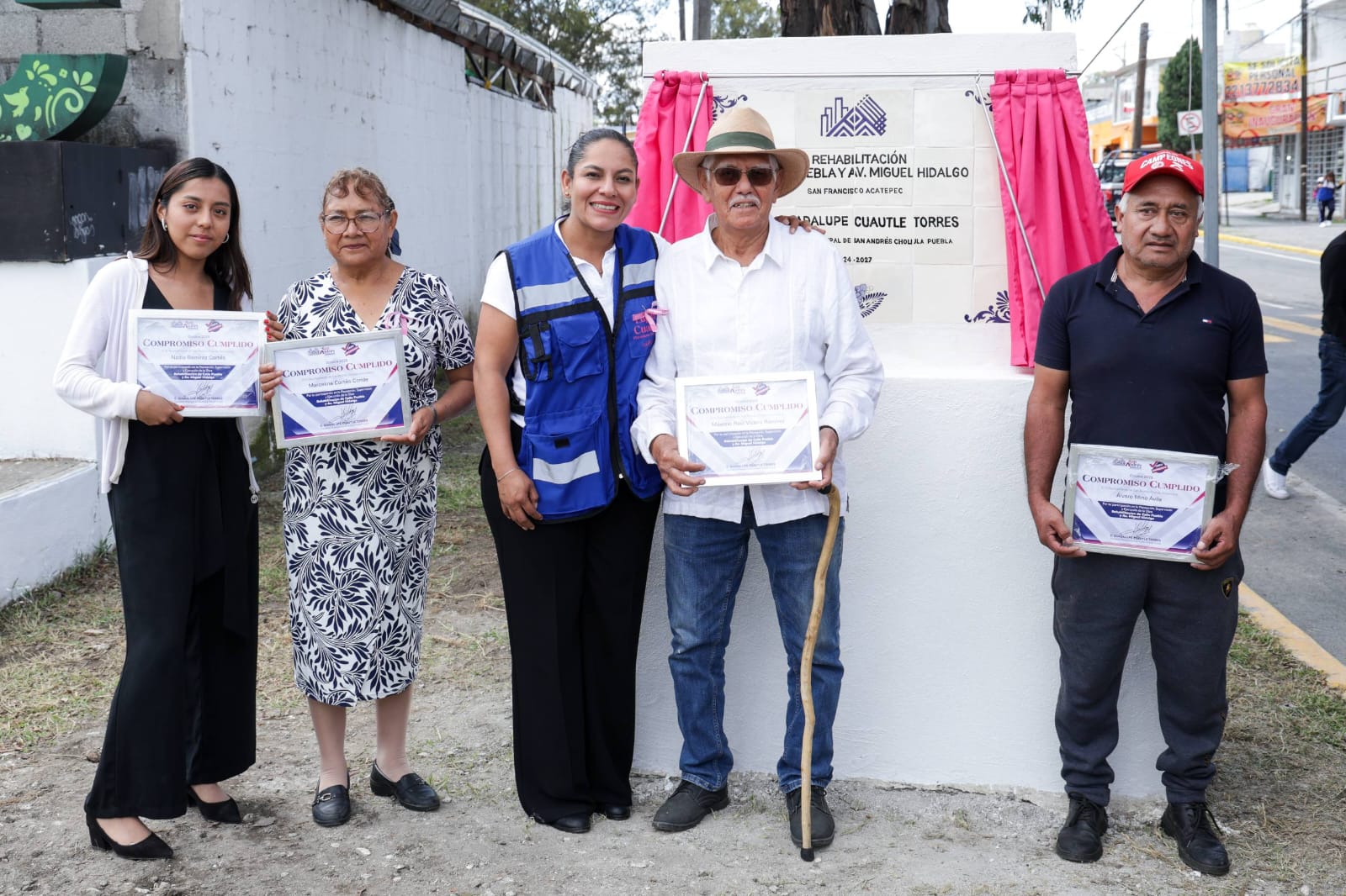 Lupita Cuautle impulsa rehabilitación vial en San Francisco Acatepec