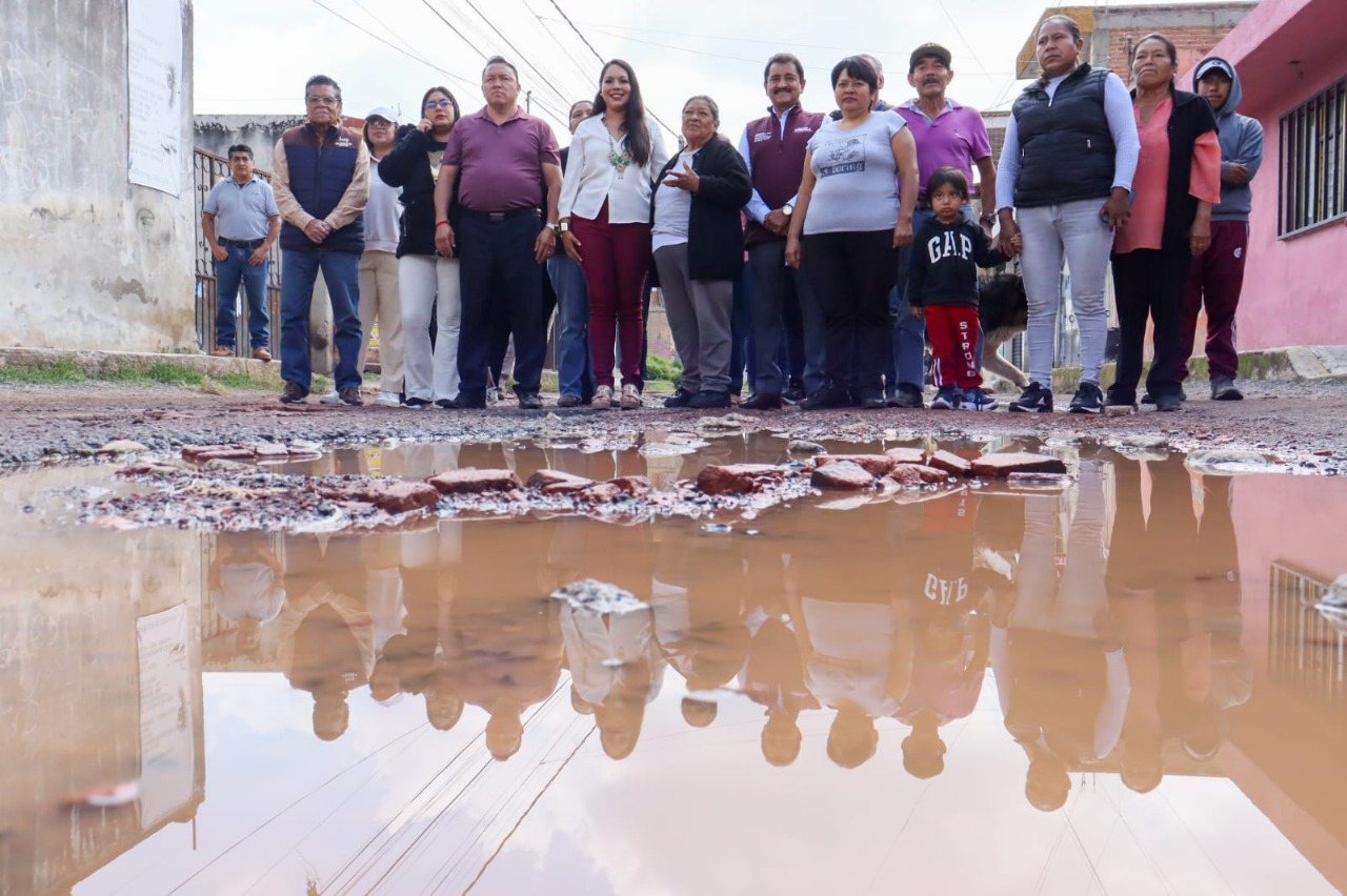 Tonantzin Fernández dio inicio a la rehabilitación de la calle Libres en San Matías Cocoyotla, con obras de pavimentación y drenaje.