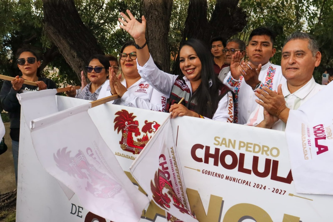 Vecinos celebran el inicio de la pavimentación de la calle Río Rabanillo, una petición atendida tras décadas de espera en Santiago Momoxpan.