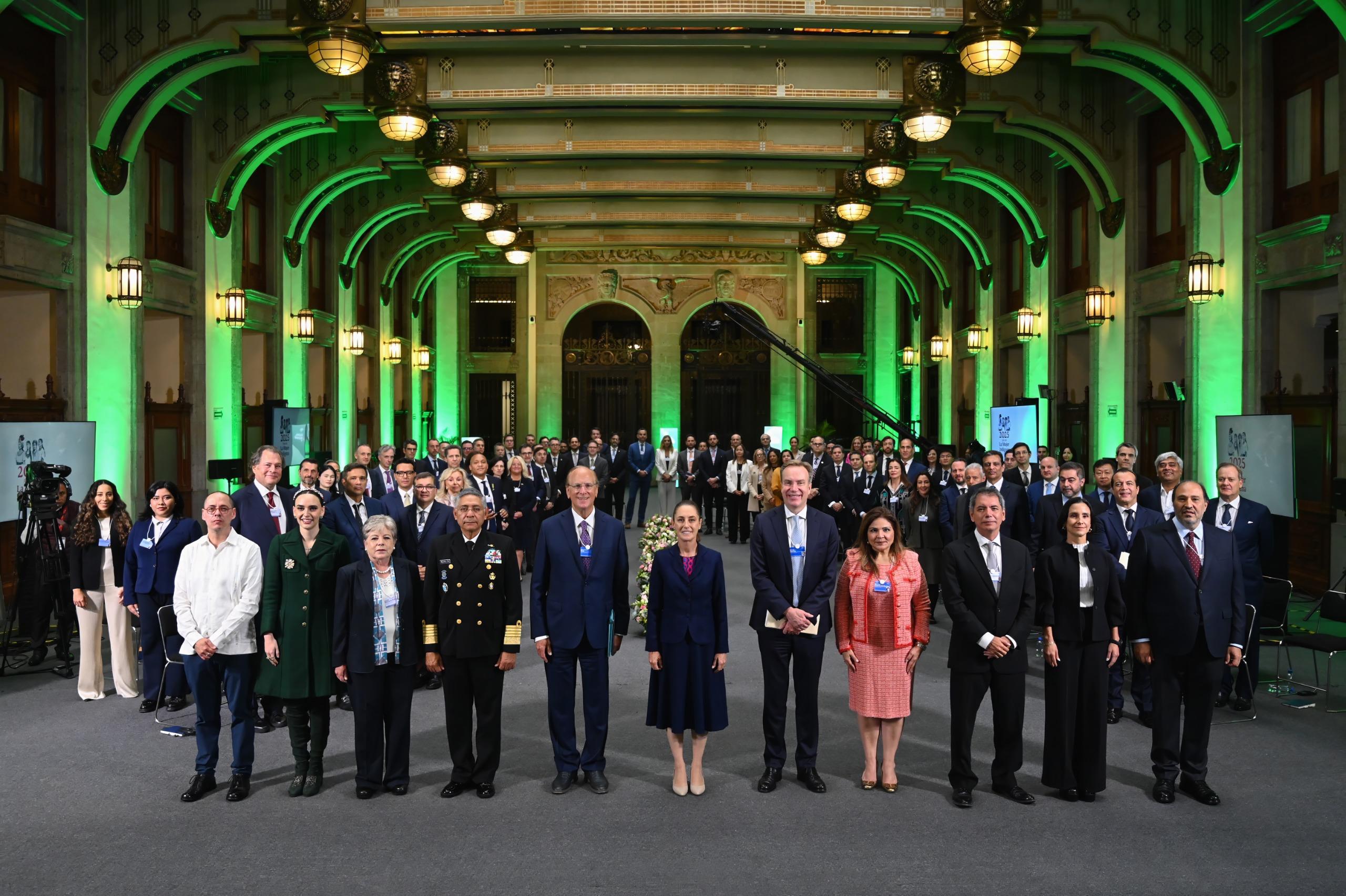 Claudia Sheinbaum presentó el Plan México al Foro Económico Mundial, centrado en innovación, soberanía energética y fortalecimiento del mercado interno.