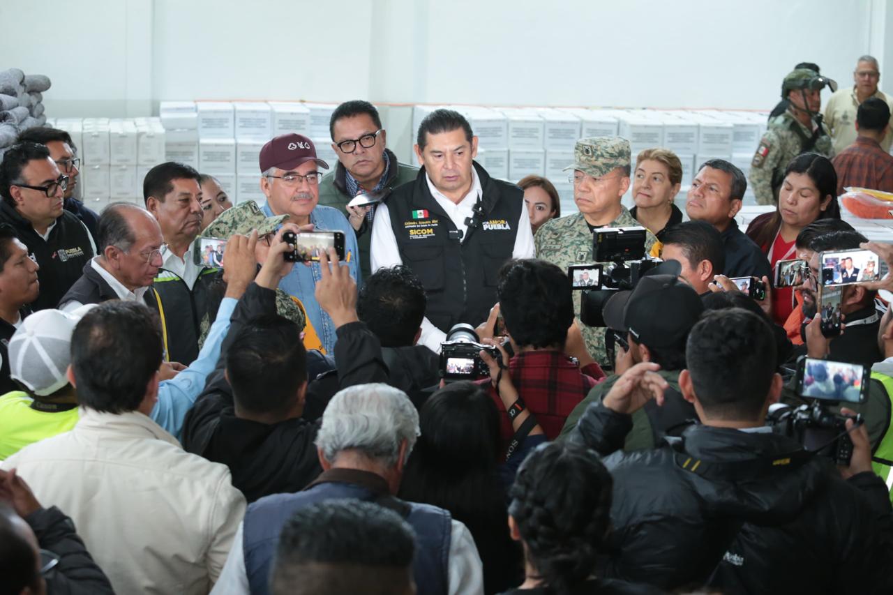 El gobernador Armenta coordina junto a fuerzas federales la atención a familias afectadas en la Sierra Norte; hay tres fallecidos y cinco desaparecidos.