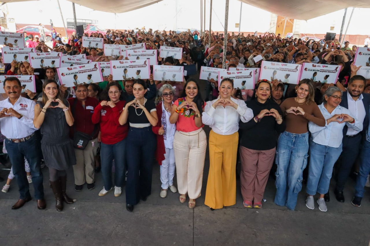 Tonantzin Fernández lanzó el programa “Mujeres Heroínas” en San Pedro Cholula, entregando apoyos a madres jefas de familia para impulsar su bienestar.