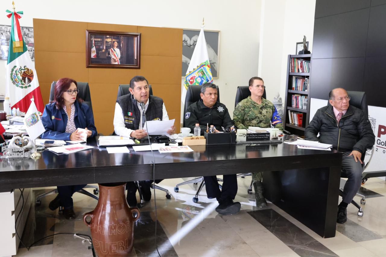 Autoridades federales y estatales coordinan acciones para atender a los afectados por las intensas lluvias, que han dejado 13 muertos y 4 personas desaparecidas en Puebla.