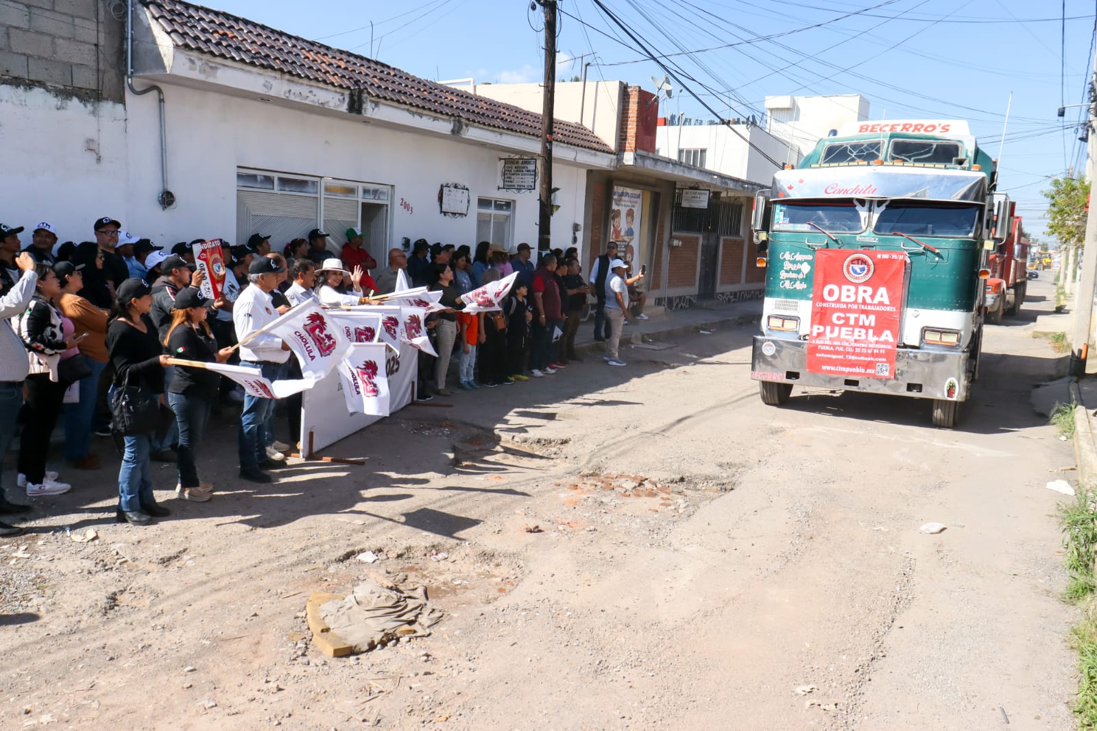 La presidenta municipal dio el inicio a los trabajos en la calle 5 de Mayo y supervisó las acciones del programa Bachetón.