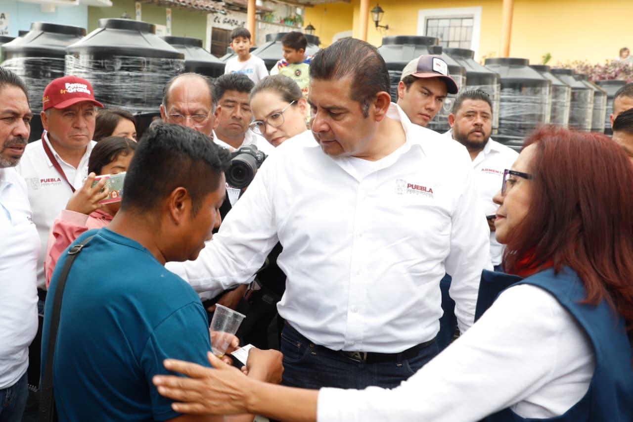 Gobierno federal y estatal supervisan atención médica en comunidades afectadas por lluvias en la Sierra Norte para prevenir brotes epidemiológicos.