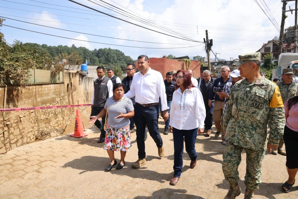 El gobernador Alejandro Armenta recorrió zonas afectadas por lluvias en Huauchinango y supervisó la limpieza y apoyo a familias damnificadas.