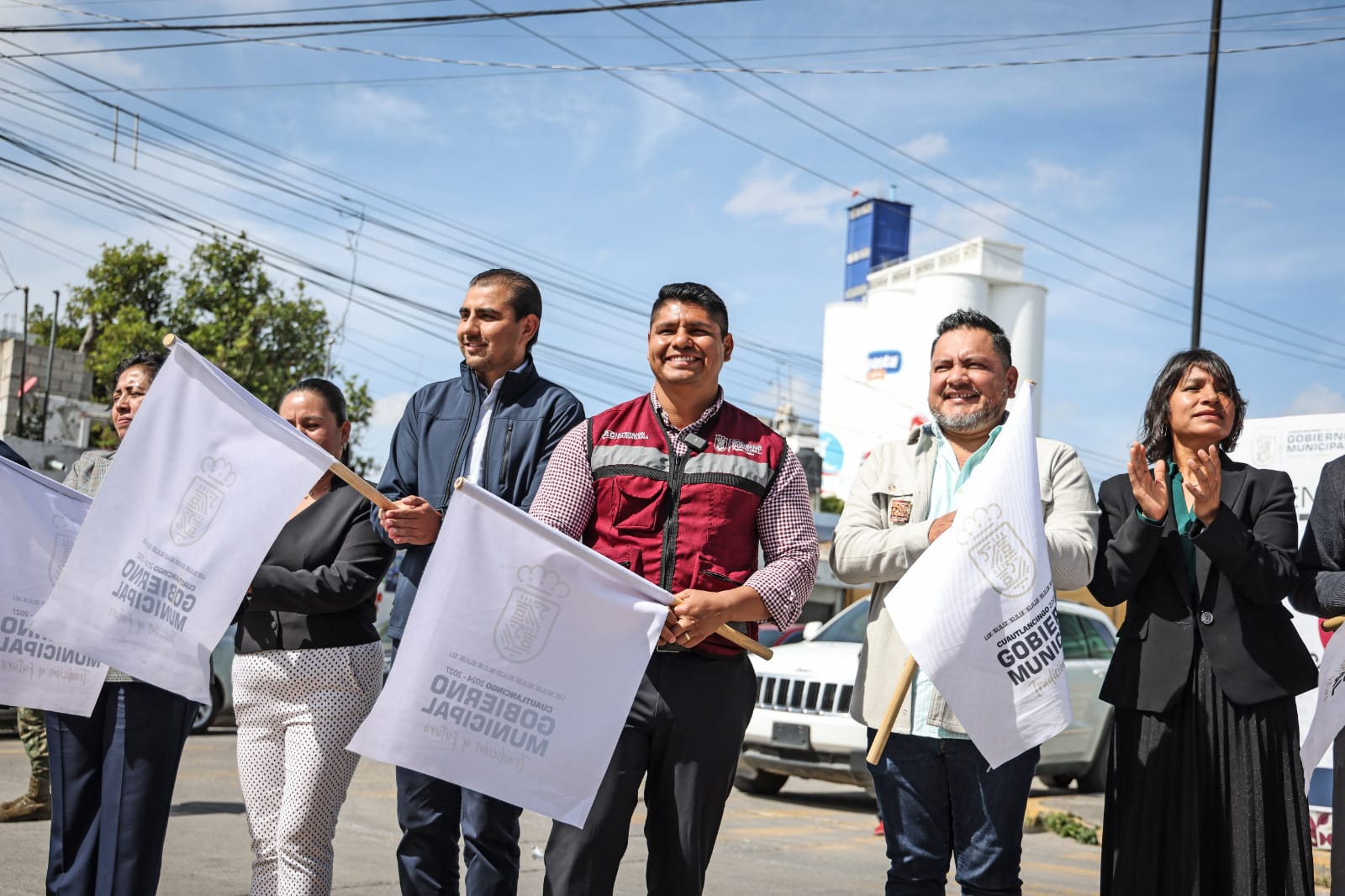 Cuautlancingo, Pue.– Con el objetivo de fortalecer las acciones en materia de seguridad pública, el presidente municipal Omar Muñoz encabezó la entrega de 20 patrullas, una camioneta de bomberos de respuesta inmediata y equipo táctico para la Secretaría de Seguridad Ciudadana y Protección Civil (SSCyPC). Durante el evento, también inauguró la rehabilitación del Complejo de Seguridad Municipal y dio el banderazo de inicio al Operativo por el Día de Muertos. El edil destacó que, ante el déficit de unidades y herramientas en la corporación, su gobierno implementa acciones para mejorar la operatividad y fortalecer el estado de fuerza. En esta ocasión, se entregó además: 30 chalecos balísticos con placas. 122 esposas de mano. 122 gas pimienta de 135 ml. 122 gas lacrimógeno de 135 ml. 12 bastones expandibles de 20.5 pulgadas. 122 porta bastón retráctil. Todo con una inversión de 1 millón 948 mil 916 pesos. “El déficit en materia de seguridad pública limita la coordinación, por ello esta entrega busca fortalecer a la corporación y hacer más eficiente su trabajo para seguir bajando los índices delictivos”, señaló Muñoz. Asimismo, el alcalde informó que la Dirección de Bomberos contará con una nueva camioneta de reacción inmediata que permitirá atender emergencias en espacios reducidos, además de anunciar la próxima construcción de la estación de bomberos municipal. En materia de infraestructura, el edil inauguró la rehabilitación del Complejo de Seguridad Municipal, con trabajos de pintura, herrería, plafones, impermeabilización y colocación de imagen institucional, con una inversión superior a 2 millones de pesos. Muñoz subrayó que su administración ha destinado el 50 % de los recursos del FORTAMUN a seguridad pública, equivalente a más de 60 millones de pesos, destinados a equipamiento y tecnología para distintas áreas. “No nos vamos a olvidar del compromiso que hicimos de velar por la seguridad, la paz y el bienestar de los ciudadanos de Cuautlancingo”, afirmó. Por su parte, Pablo de la Cruz Santos, secretario de Seguridad Ciudadana y Protección Civil, destacó que el nuevo equipamiento refleja el compromiso del gobierno municipal con la prevención y la seguridad, además de fortalecer la labor de los elementos operativos. Finalmente, el funcionario anunció el inicio del “Operativo por el Día de Muertos”, con el propósito de garantizar que las actividades tradicionales se desarrollen con orden, respeto y en un entorno seguro.