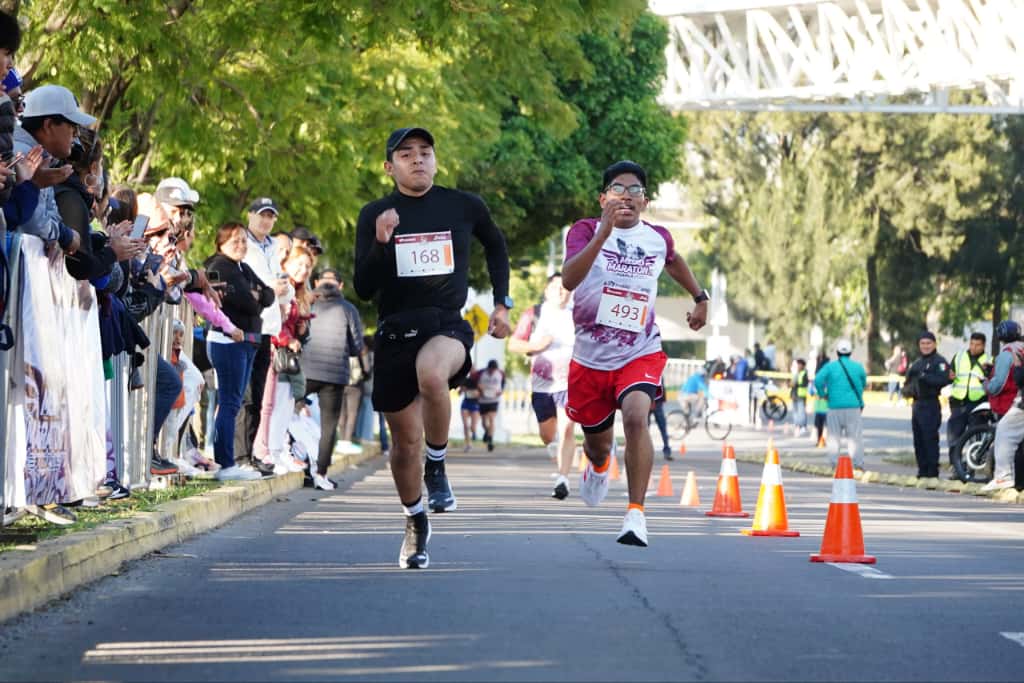 El alcalde Pepe Chedraui encabezó la fiesta deportiva que reunió a más de 3 mil atletas en el Medio Maratón 21K Puebla 2025.