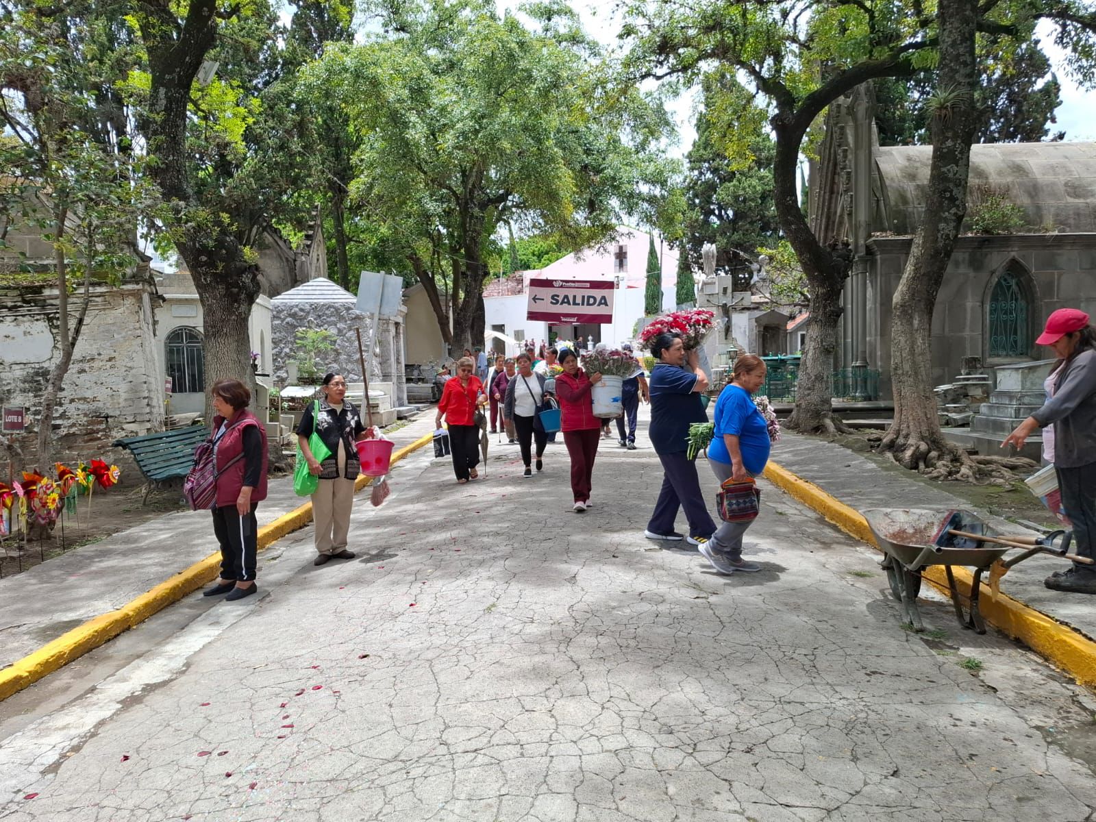 El Operativo Todos Santos 2025 garantizará orden, atención médica, puntos de hidratación y accesos controlados para las familias poblanas.