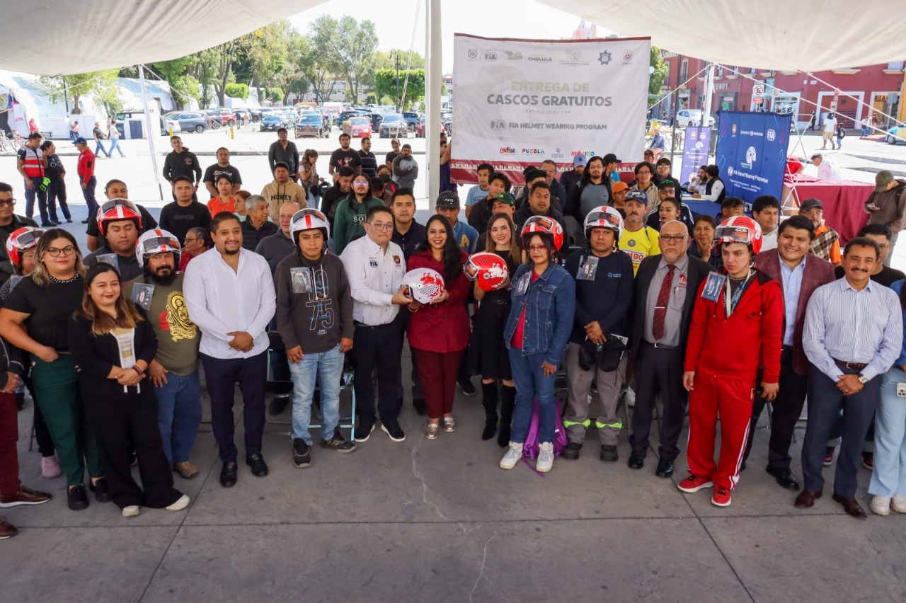 El Gobierno de San Pedro Cholula entregó 75 cascos certificados a motociclistas, reforzando la seguridad vial y prevención de accidentes.