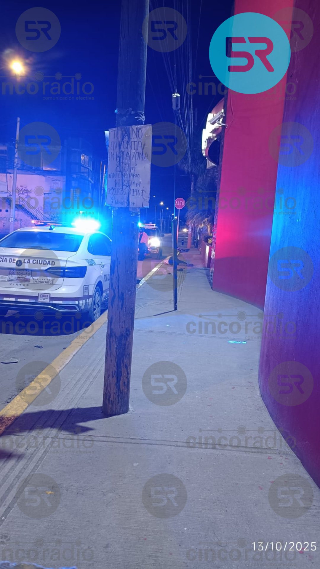 Elementos de seguridad arribaron al sitio tras el reporte ciudadano, pero familiares de la persona herida acudieron para auxiliarla y trasladarla del lugar.