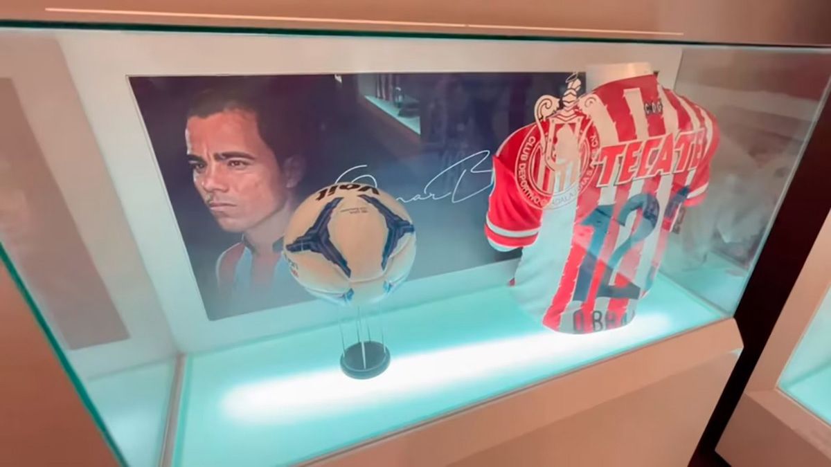 El museo de Chivas en el Estadio Akron retiró a Omar “N” durante su renovación por la “Ruta Mundialista” rumbo al Mundial 2026.