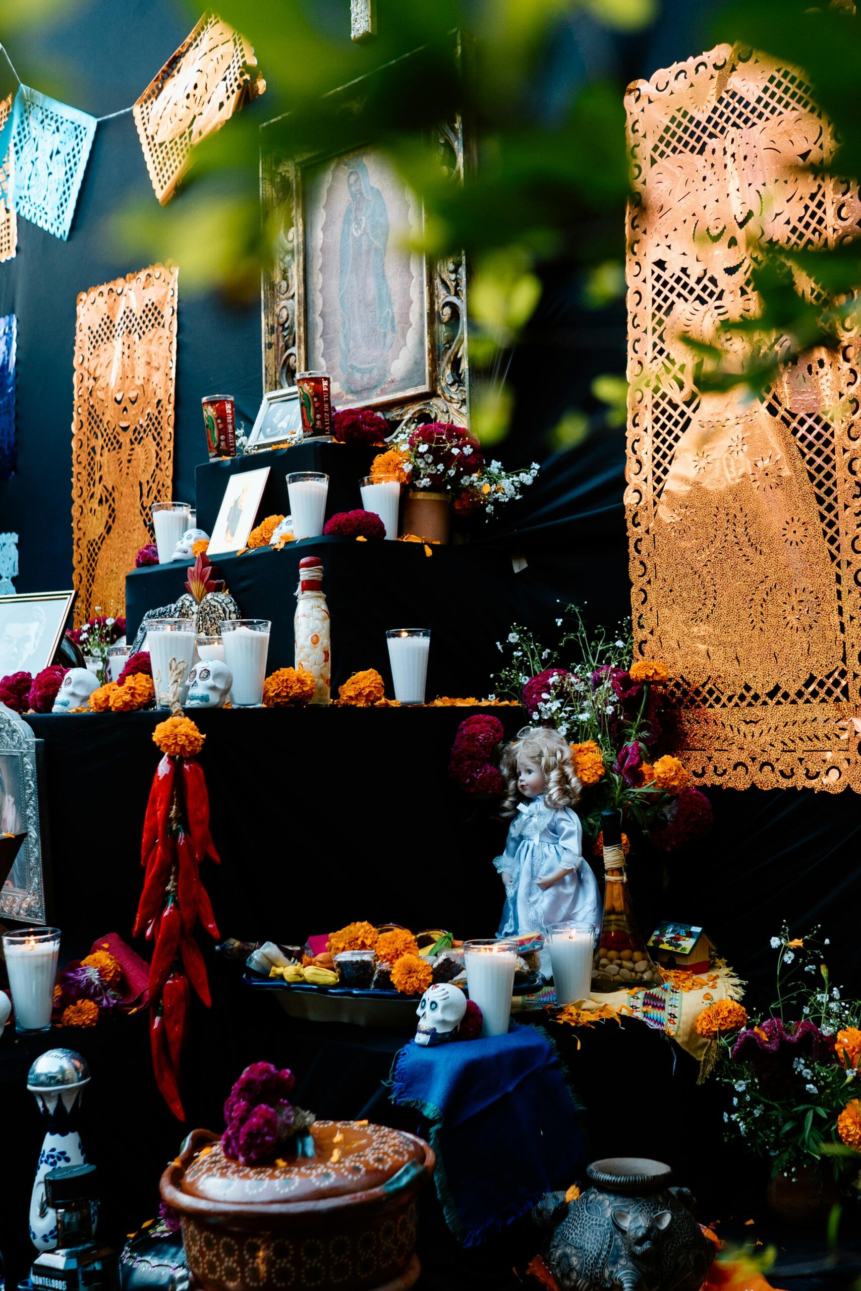 El 31 de octubre se dedica a los niños que murieron sin bautismo; las familias colocan ofrendas con dulces, juguetes y velas blancas.