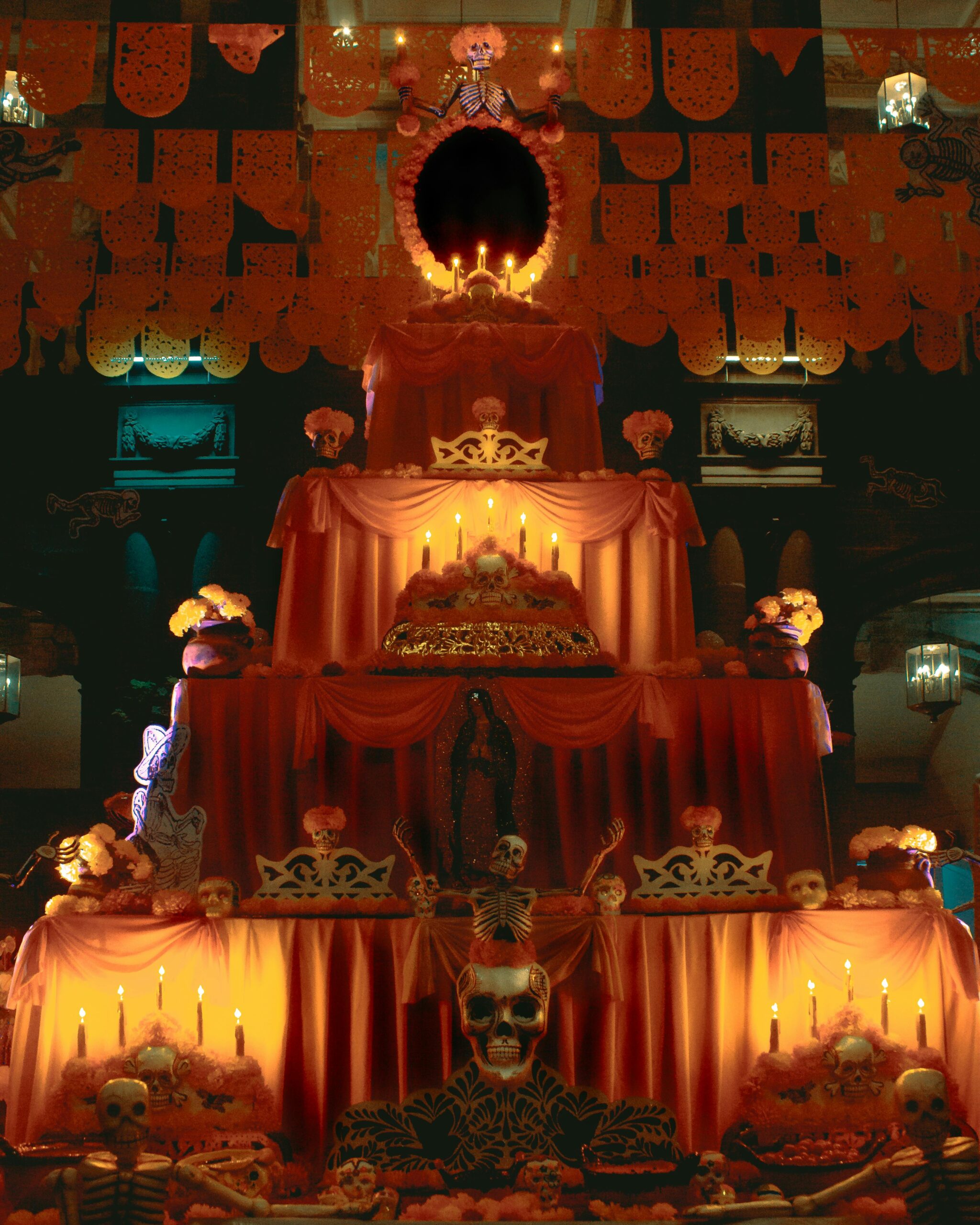 Las familias mexicanas inician las ofrendas en honor a las ánimas solas, quienes según la tradición visitan los hogares antes que los demás difuntos.