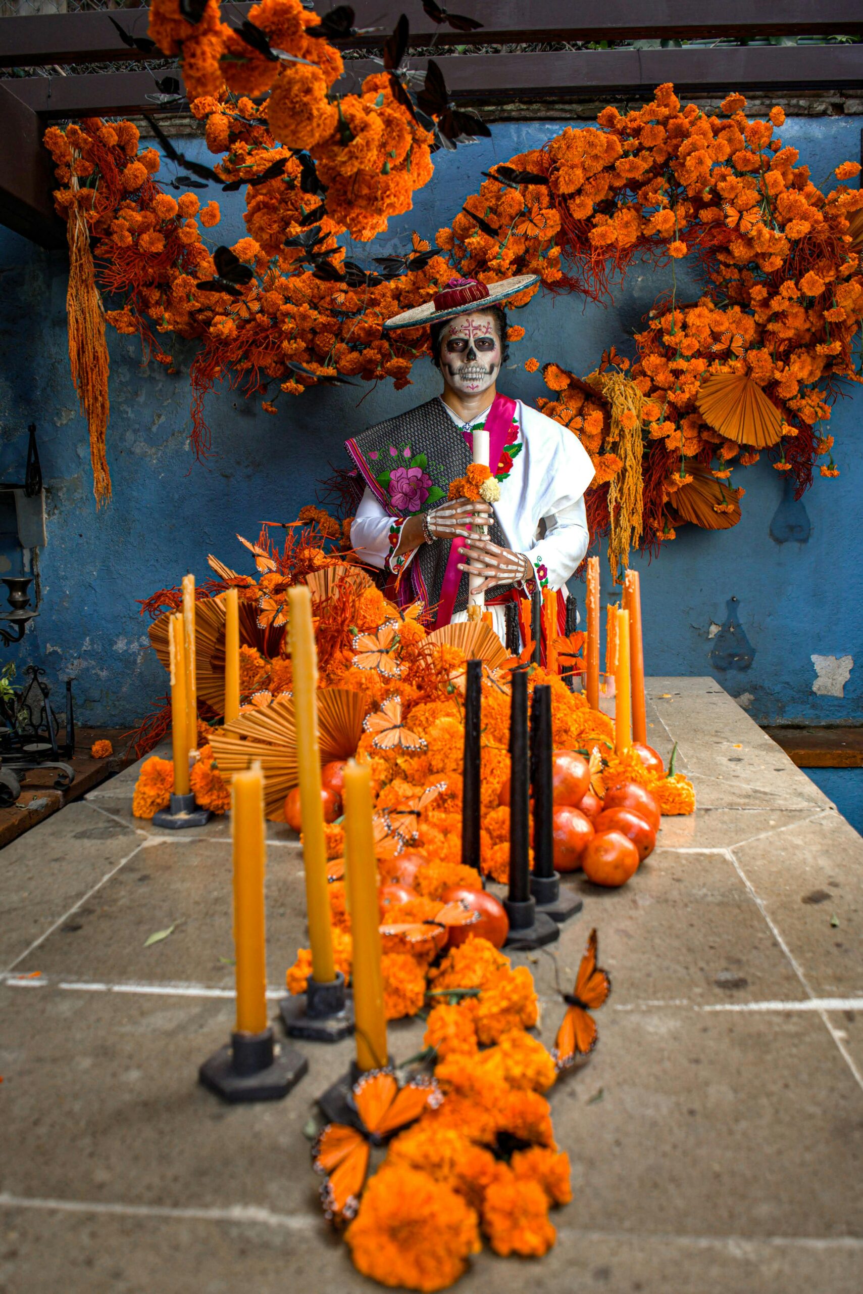 El 1 de noviembre se rinde homenaje a los “angelitos”, niños fallecidos, con altares, dulces y tradiciones en Puebla y México.