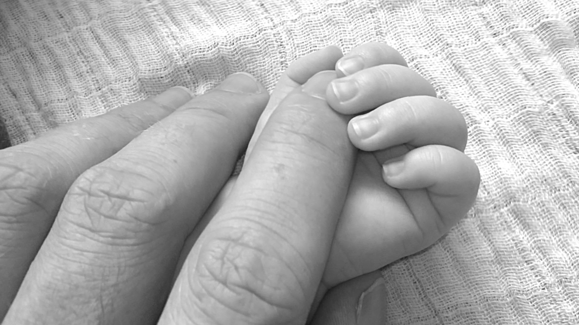 Recién nacido falleció tras dificultades respiratorias; familia denuncia negligencia, atención irregular y encubrimiento por parte del hospital.