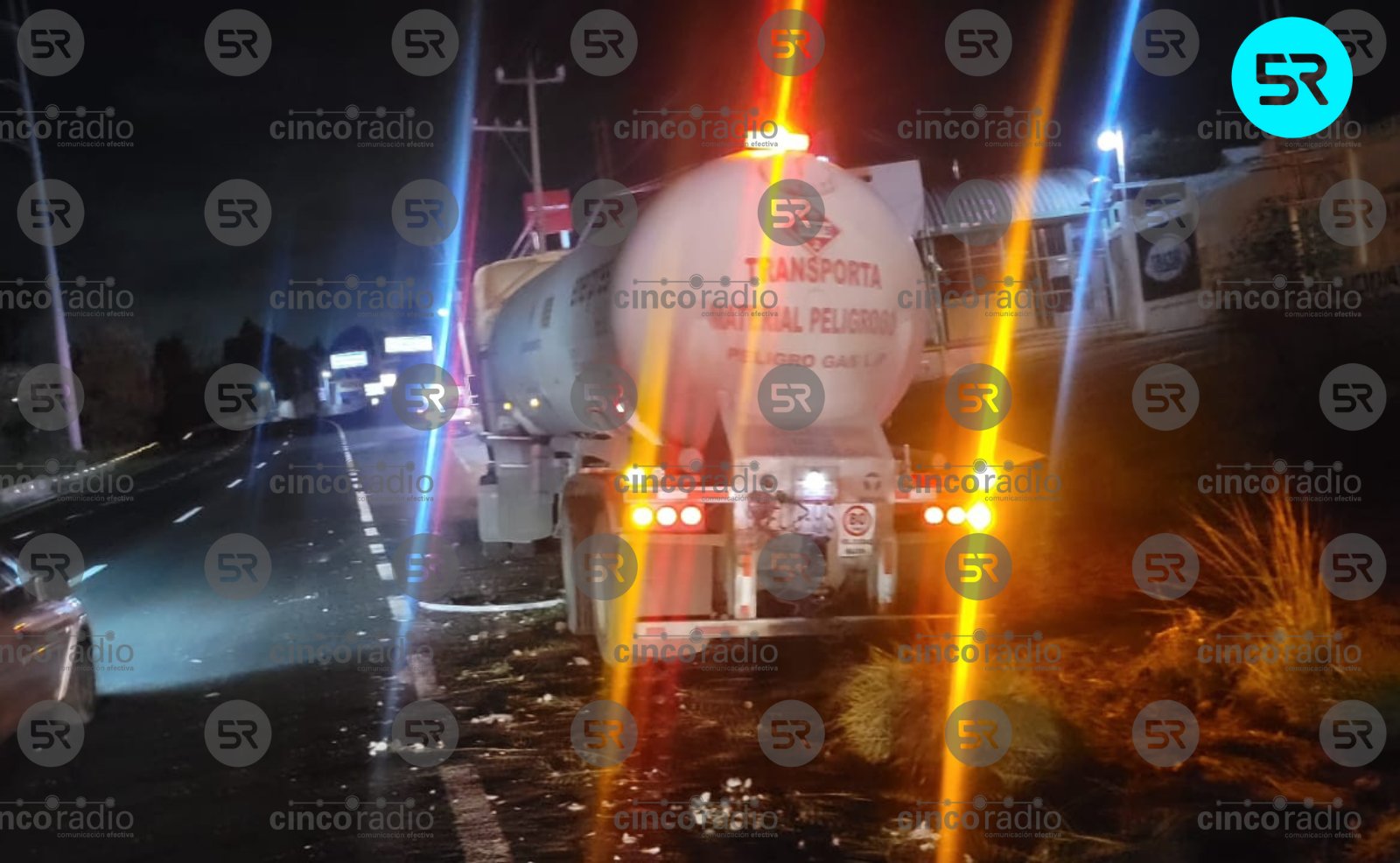 El accidente ocurrió a la altura del puente de San Lorenzo Tlacualoyan; autoridades realizan maniobras para retirar el vehículo y el combustible.