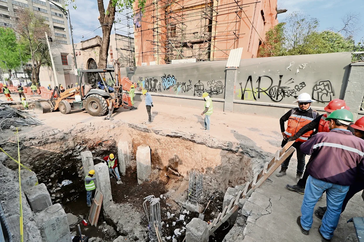 Durante las excavaciones en la alcaldía Cuauhtémoc se encontraron vestigios prehispánicos, incluido un cráneo humano; los trabajos fueron detenidos temporalmente.