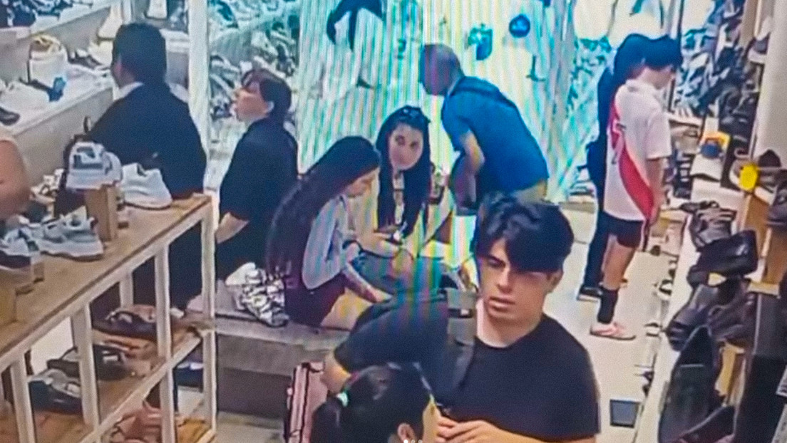 Una mujer fue víctima de robo en una zapatería de Buenos Aires mientras elegía calzado para la fiesta de 15 años de su hija; el hecho quedó grabado.