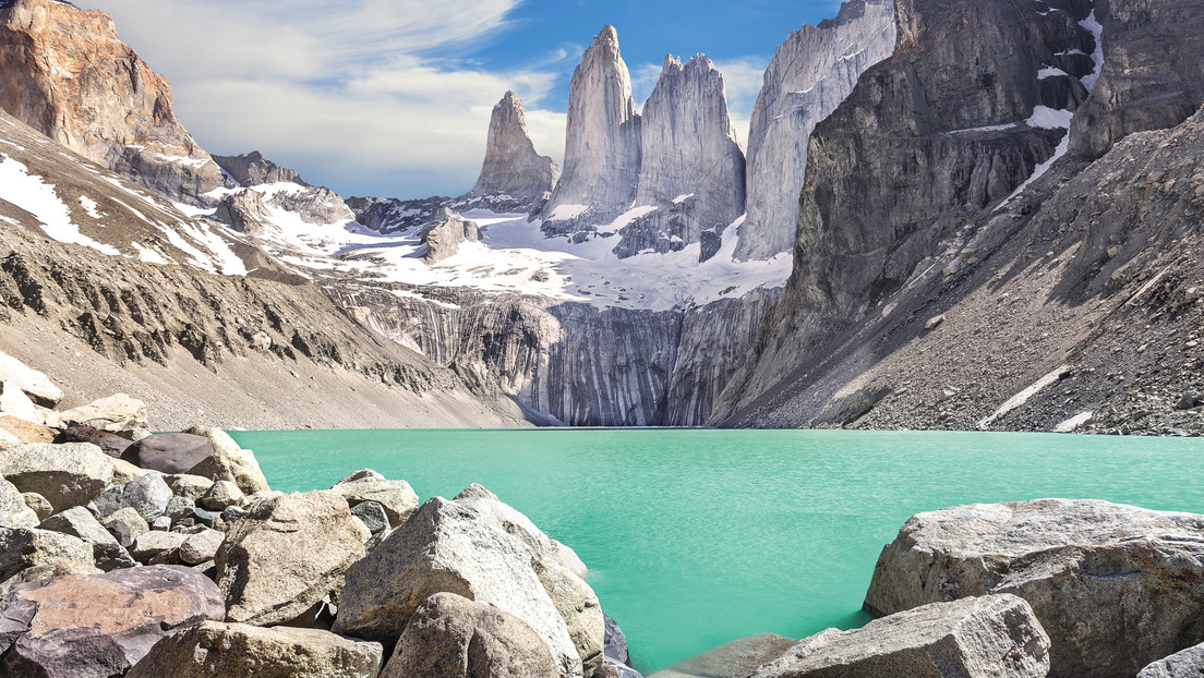Dos mexicanos murieron y siete excursionistas siguen desaparecidos tras una tormenta en Torres del Paine. Autoridades de Chile mantienen intensas labores de rescate.