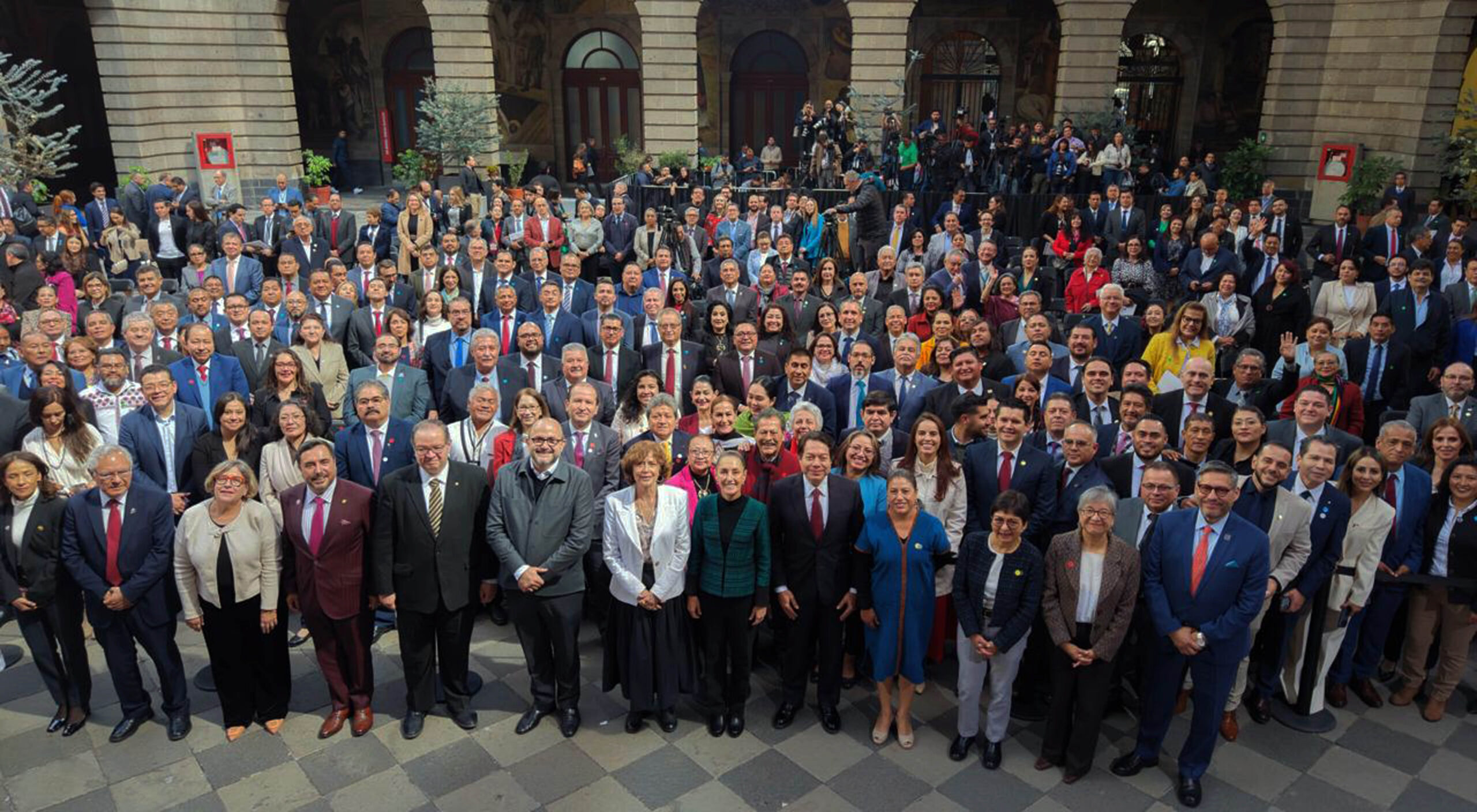La rectora de la BUAP asistió al encuentro convocado por la presidenta Claudia Sheinbaum, quien invitó a sumar a las instituciones a la plataforma SaberesMx.