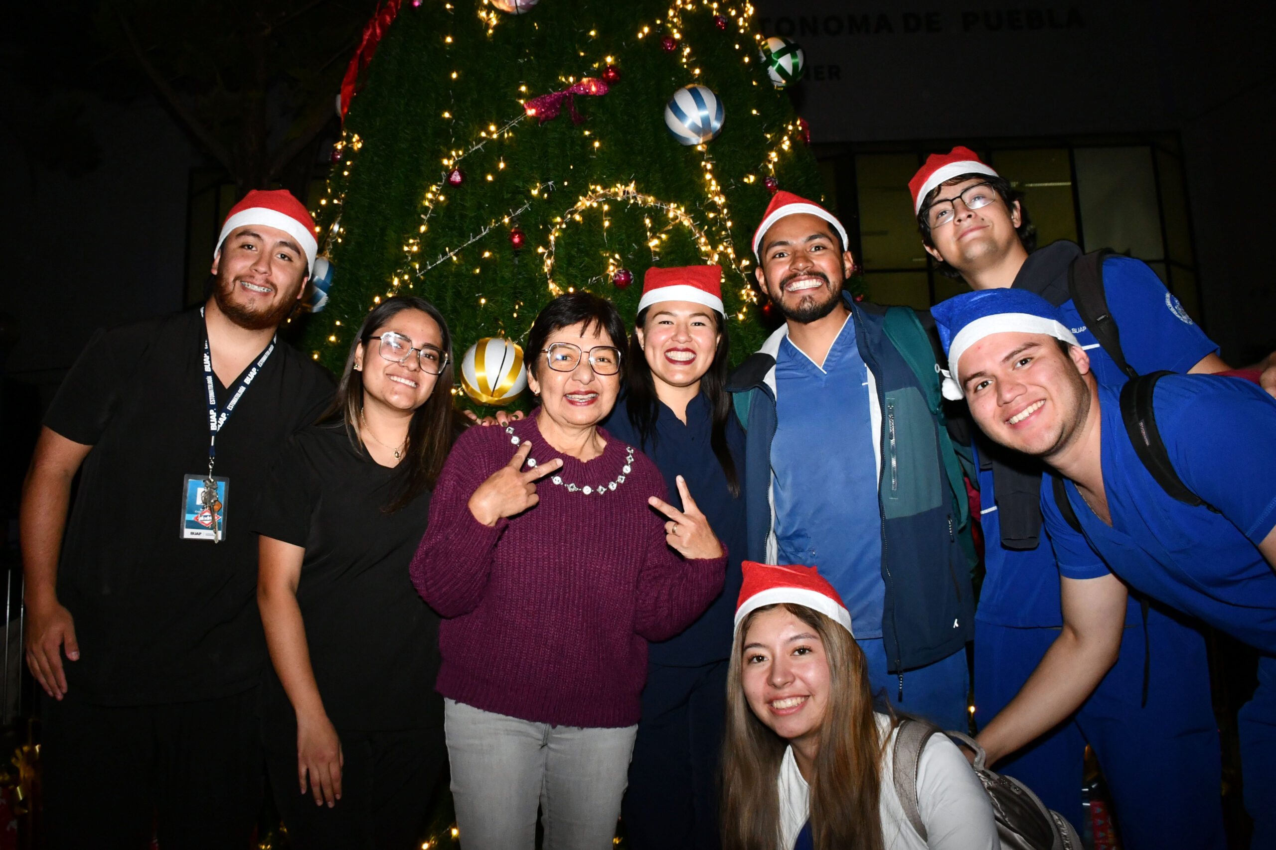Con 7,200 luces, el primer Árbol de Navidad en el área de la Salud reunió a Medicina, Enfermería y Estomatología en un ambiente festivo y de unidad.
