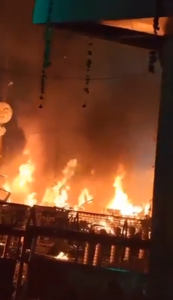 Una detonación en un automóvil provocó un incendio y dejó al menos ocho muertos en las inmediaciones del histórico monumento.