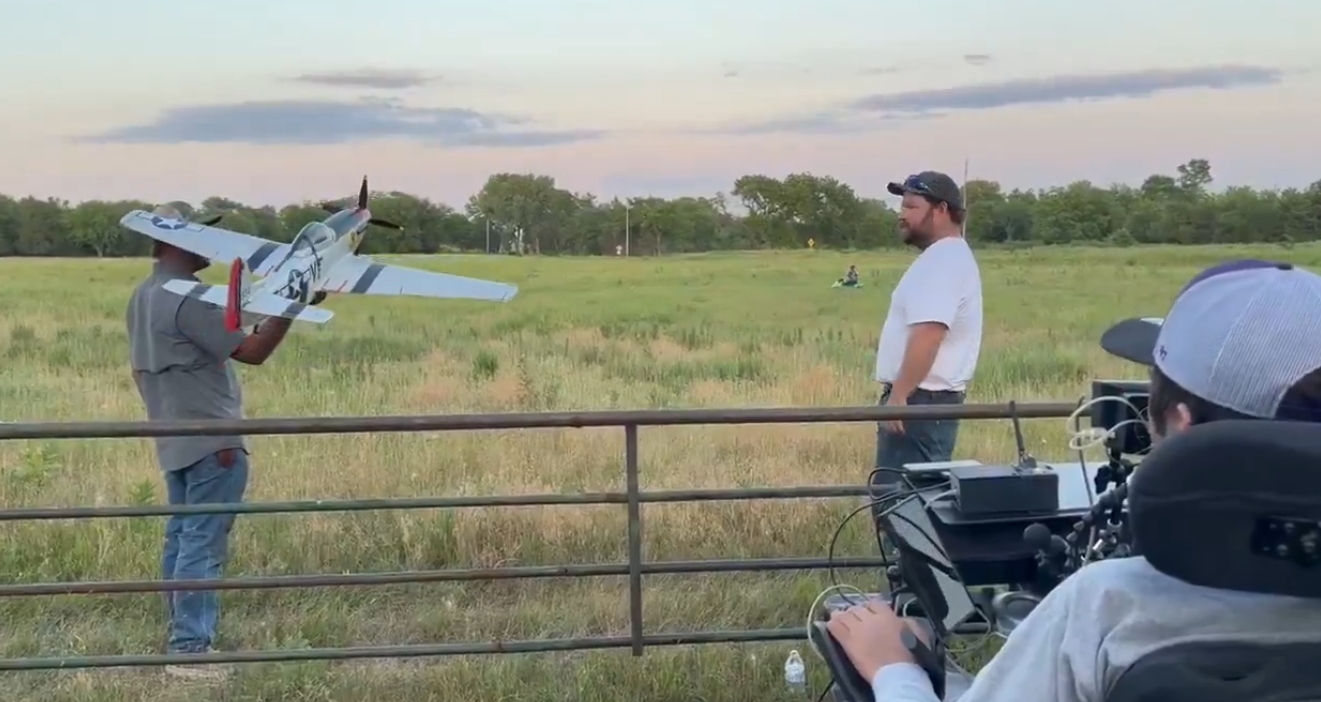 Alex Conley, con un chip de Neuralink, controla un avión a escala con la mente. “Las posibilidades son infinitas”, aseguró el voluntario.