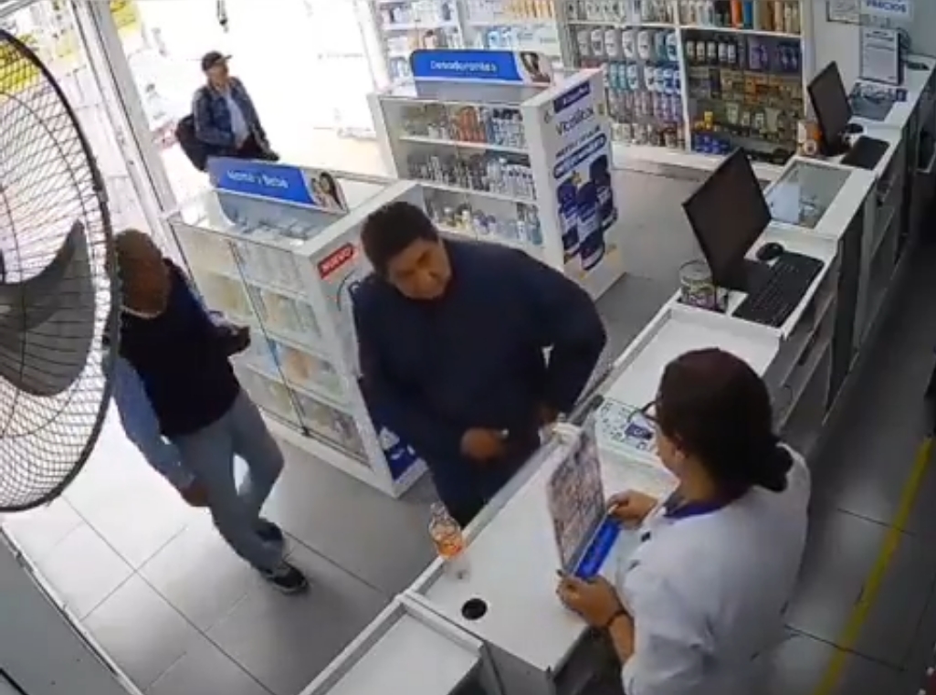 Cuatro adultos mayores roban productos dermatológicos en una farmacia de Lima con una maniobra planeada. La Policía ya investiga el caso.