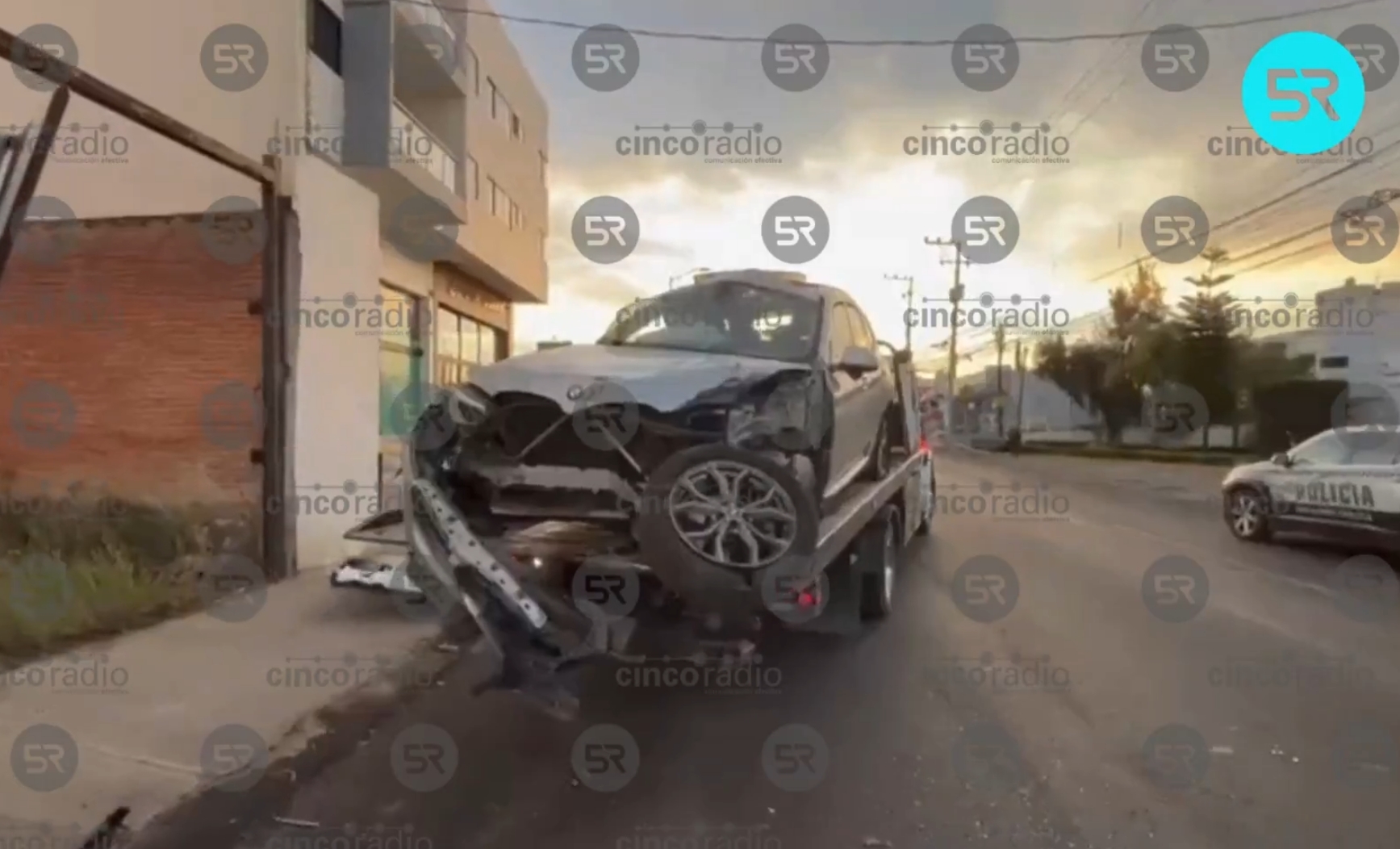 Accidente entre tres vehículos en Camino Real a Cholula; un BMW provocó el choque y su conductora escapó. Sin heridos. Autoridades ya intervienen.