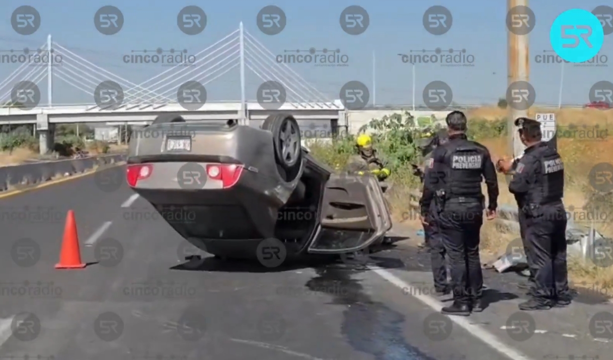 🚨|| Un vehículo se volcó sobre la carretera Atlixco–Izúcar de Matamoros, a la altura del kilómetro 0, luego de que el conductor perdiera el control. Los ocupantes dejaron la unidad en el lugar y se retiraron. Elementos de seguridad acordonaron el área para prevenir accidentes. pic.twitter.com/gdT3sneIRb— Cinco Radio Oficial (@laredcincoradio) November 16, 2025