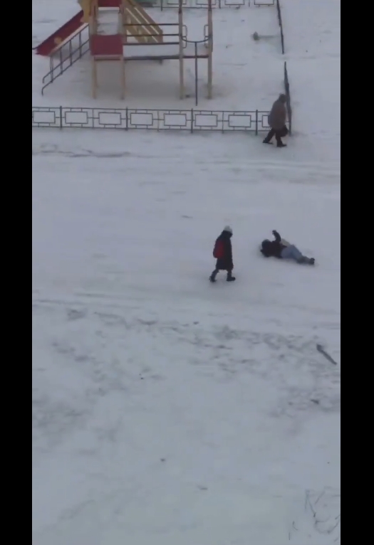Niños casi son levantados por el viento en Siberia durante tormenta invernal