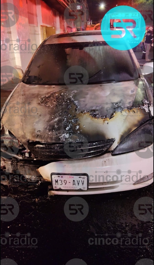 Cuatro sujetos en motos atacan club Lacoss: rociaron gasolina y provocaron incendio que dejó cinco muertos por intoxicación. Autoridades resguardan la 11 Sur.