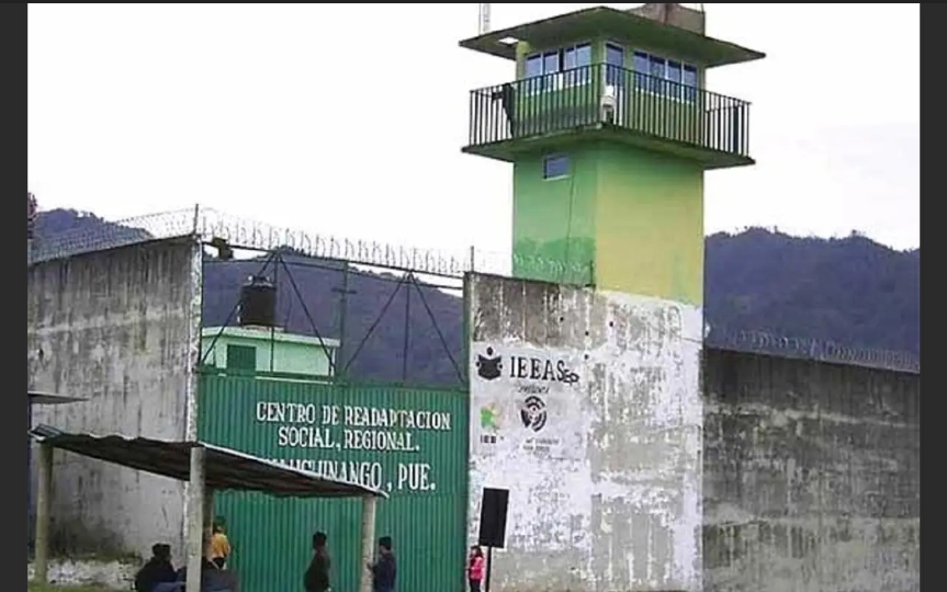 Custodio del CERESO de Huauchinango cayó de una torre de vigilancia y fue hospitalizado con posible fractura; su estado se reporta como moderado.