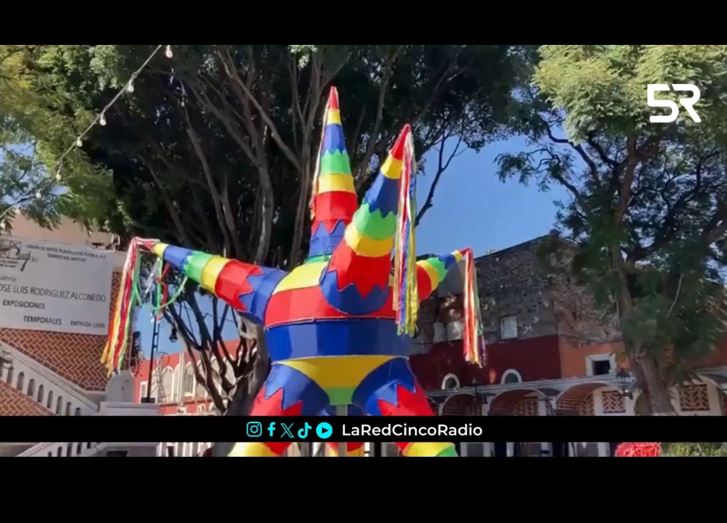 Una piñata gigante y esferas monumentales adornan la Plazuela del Artista, que se llena de ambiente festivo para visitantes y habitantes en esta temporada.