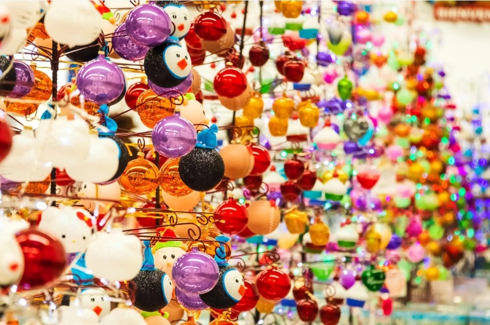 Un video muestra vehículos detenidos en el carril ciclista, obligando a ciclistas a desviarse y exponerse al tránsito.