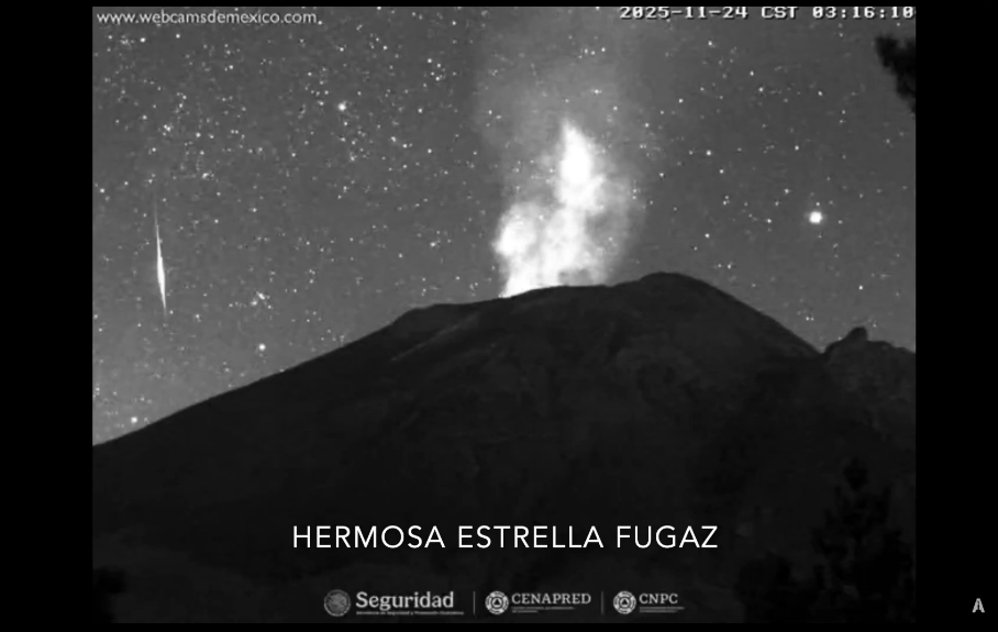 Estrella fugaz ilumina el cielo del Popocatépetl durante la madrugada