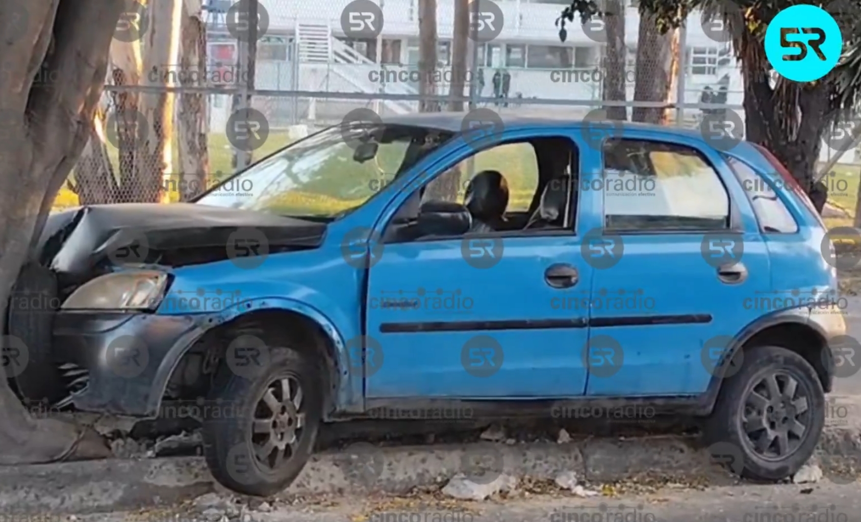 El vehículo quedó sobre la vía en Libertad y Circuito Juan Pablo II; autoridades piden circular con precaución.