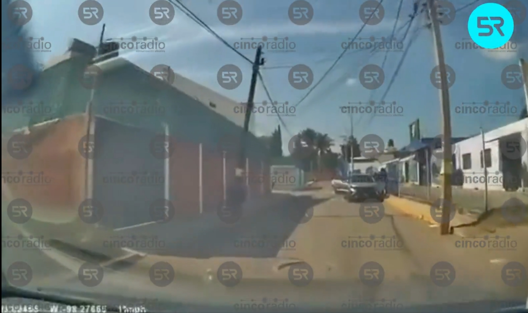 Hombres armados la interceptaron frente al Instituto GAEZ, en el Barrio del Bajío; su hijo menor logró descender antes de que los delincuentes huyeran.