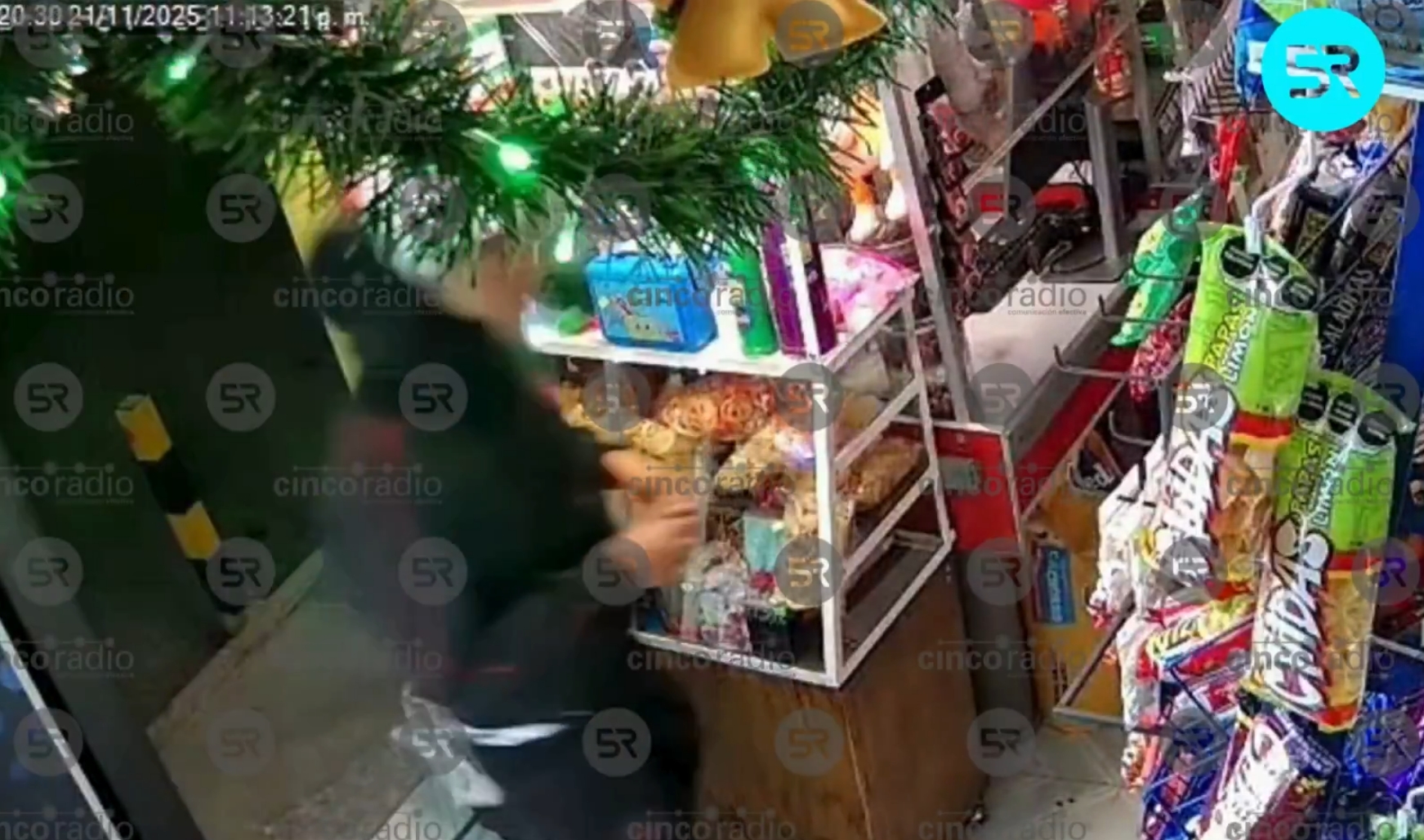 Un sujeto ingresó armado a una tienda de conveniencia y huyó en moto junto a un cómplice rumbo al bulevar Hermanos Serdán.