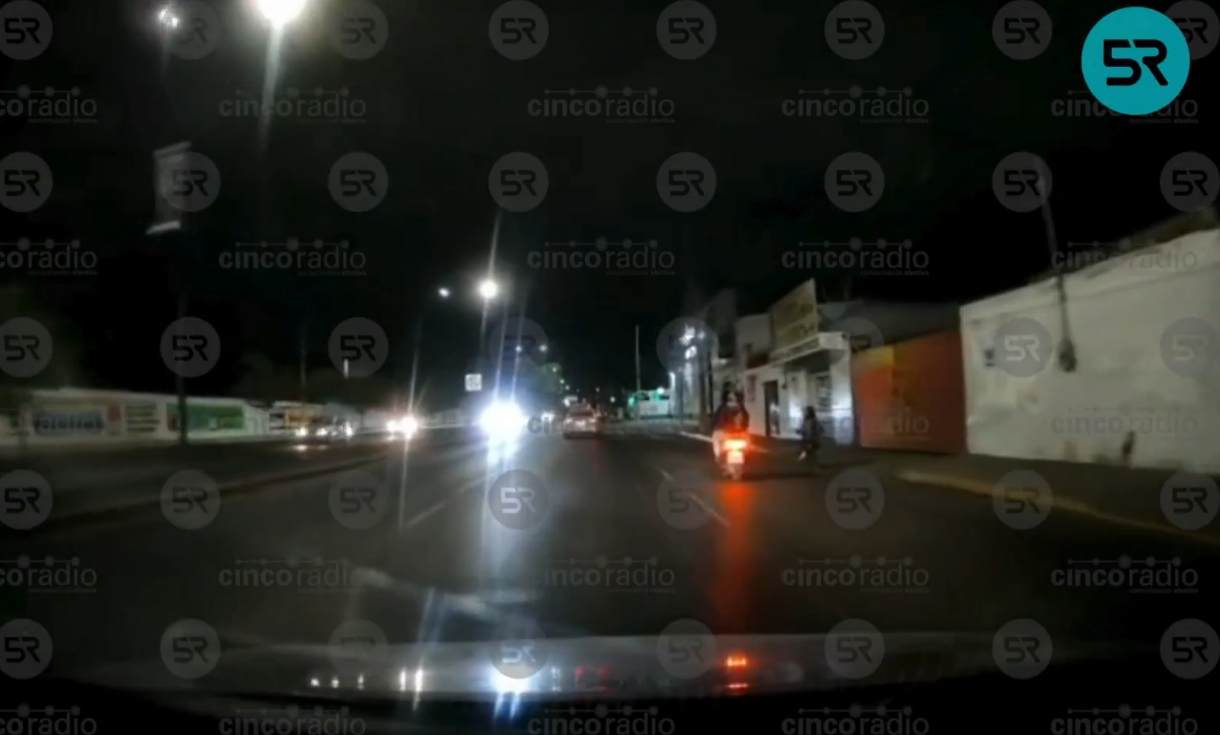 Video muestra a un niño manejando una mini moto sobre Esteban de Antuñano, escoltado por una motoneta. Usuarios alertan por el riesgo y falta de supervisión.