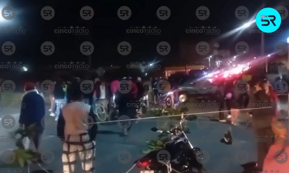 Pobladores de Villa Alta bloquean la carretera Tlaxcala–Texmelucan para exigir al alcalde mayor vigilancia. Queman llantas mientras llega la Guardia Nacional.